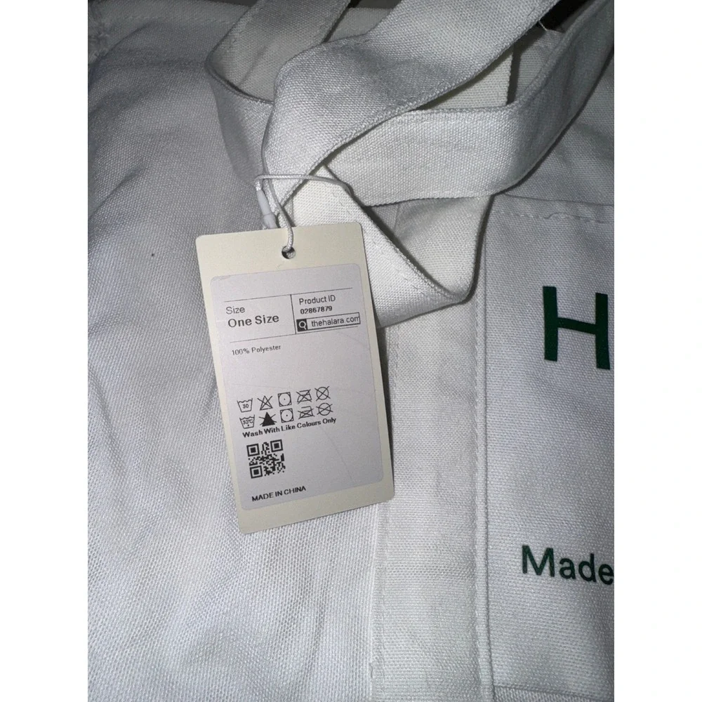 Women's white Halara canvas tote bag with a‎ green logo and text NWT travel gym
